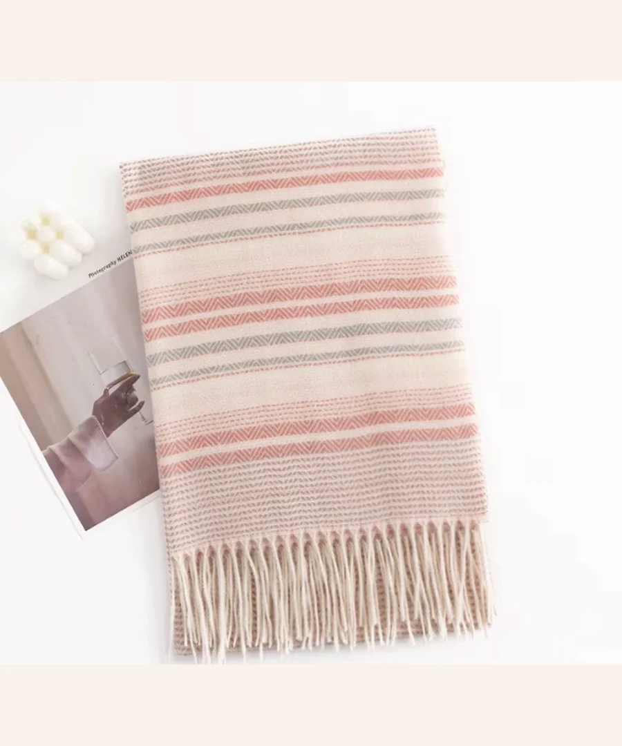 Kantiloom plaid scarf lookbook image